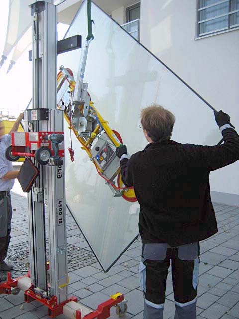 Montage-Lift 7003-4500TS mit am Kranhaken angehängten Vakuumheber Kombi 7211-DS250